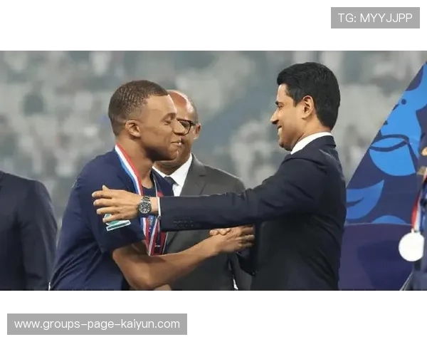 姆巴佩与前任教练深情拥抱,师徒情谊暖心